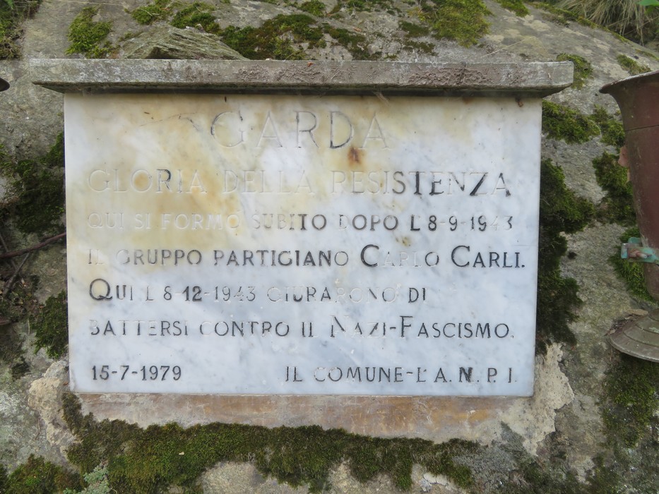 Lapide commemorativa che ricorda il giuramento di resistenza contro il nazifascismo.