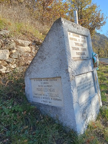 Monumento ai caduti, dedicato alla memoria dei combattenti per la libertà, situato in un'area naturale.
