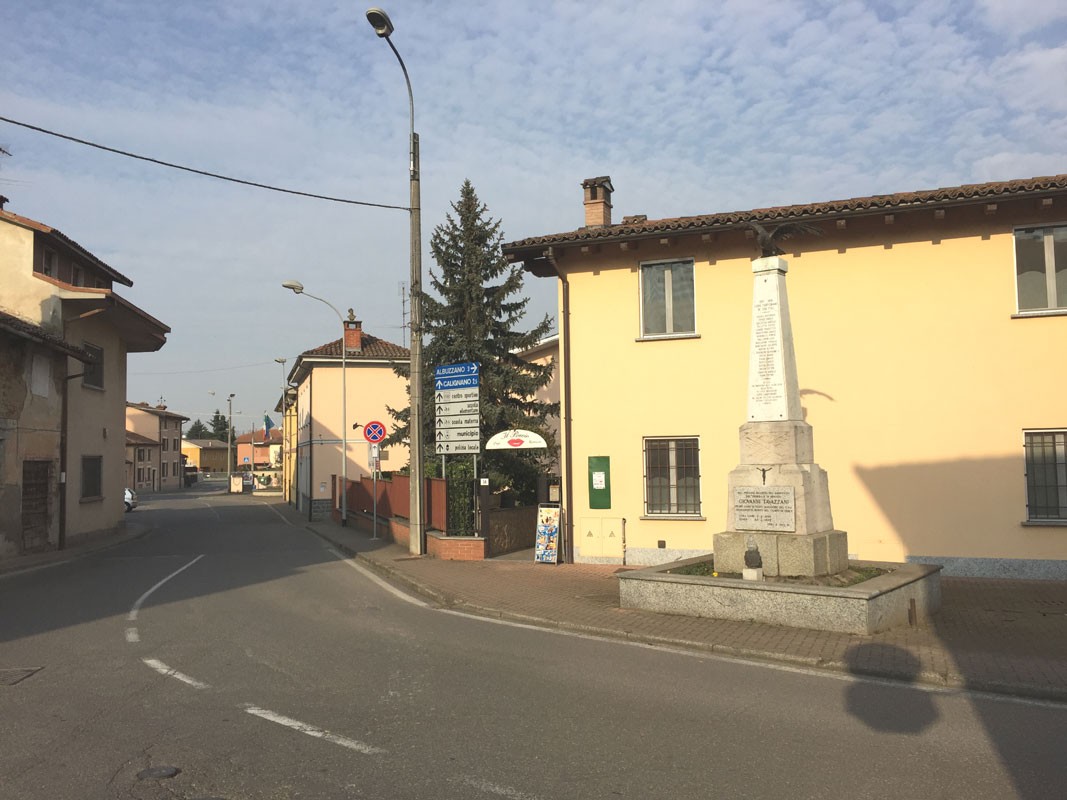 Monumento ai caduti di Cura Carpignano, situato all'incrocio tra le strade del paese.