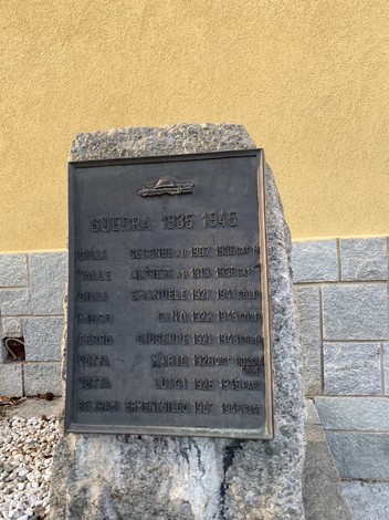 Monumento ai caduti di Rosta, dedicato ai soldati della guerra 1939-1945. Ricordo e omaggio ai sacrifici.