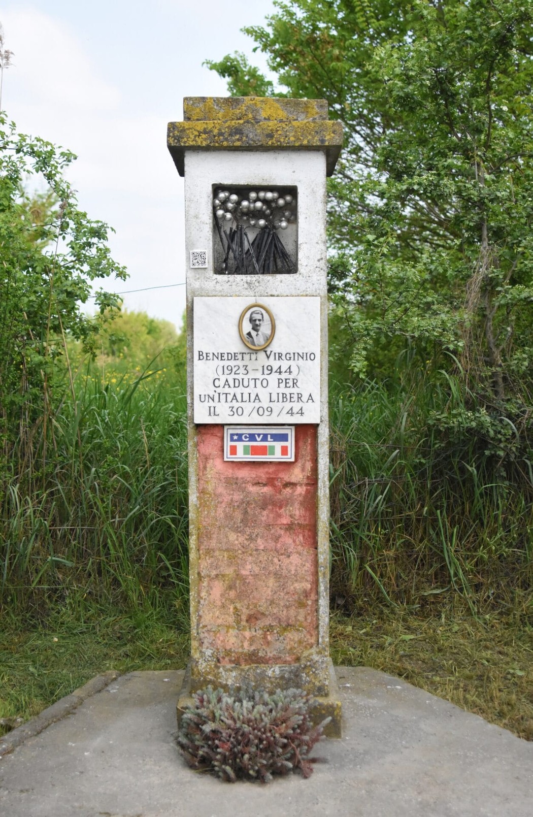 Cippo commemorativo dedicato a Virginio Benedetti, caduto per la libertà nel 1944. Museo all'aperto della memoria storica.