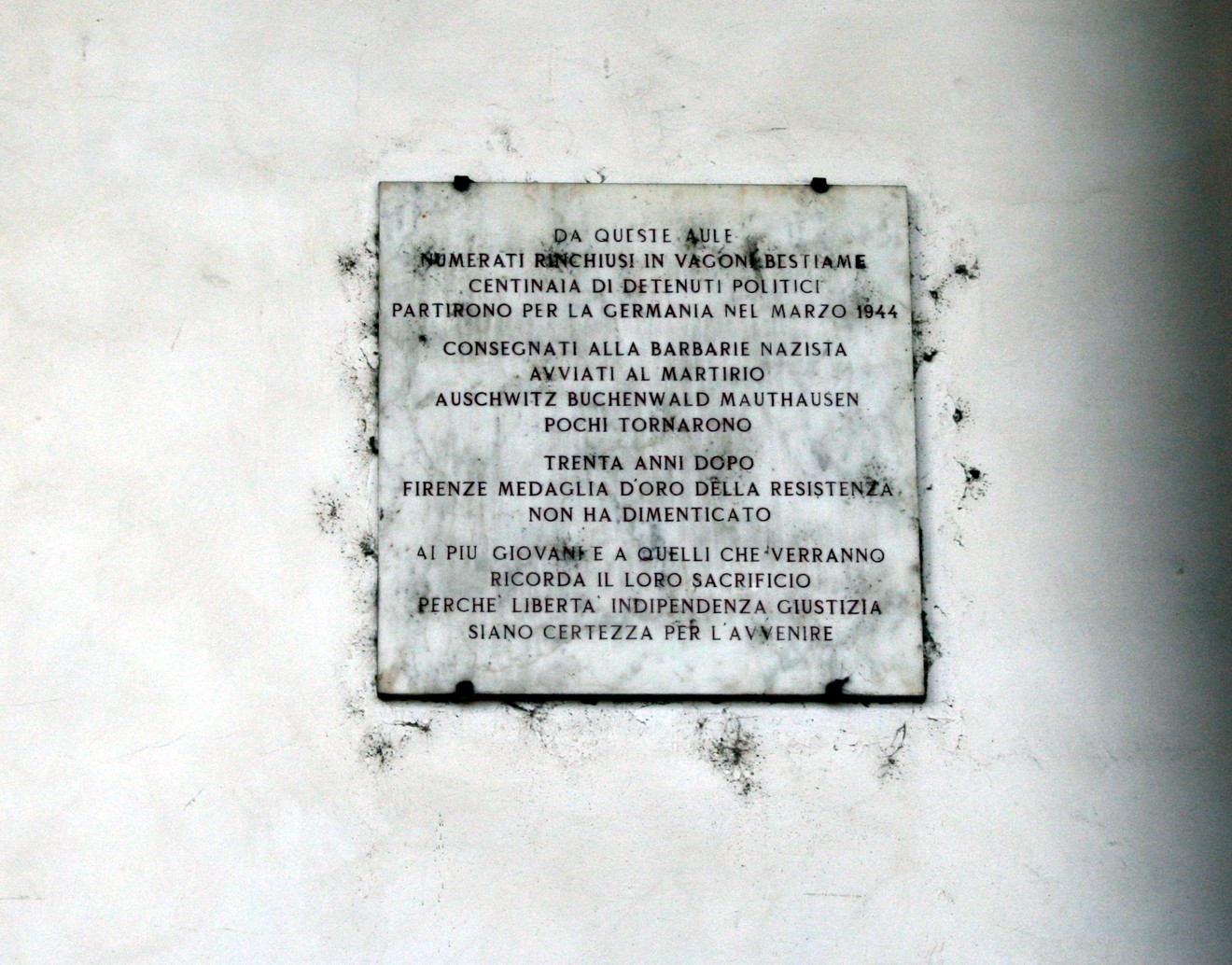 Lapide che commemora i detenuti politici, vittime del nazismo e della resistenza, nella lotta per la libertà.