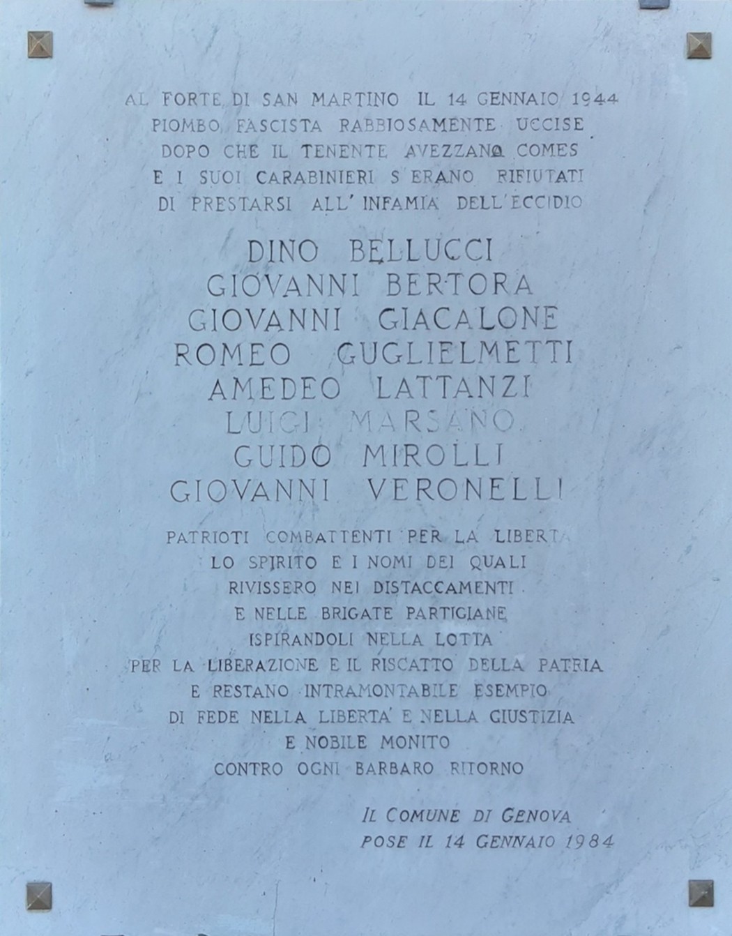 Lapide commemorativa dedicata ai fucilati del Forte di San Martino, con nomi delle vittime e messaggi di libertà.