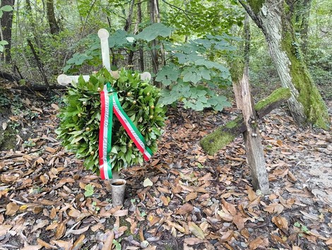 Croci e corona d’alloro al Casone di Riomoneta, in ricordo di eventi storici significativi.