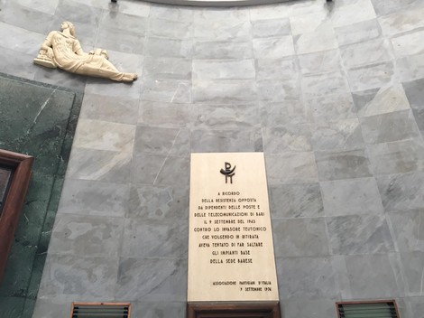 Lapide commemorativa dedicata alla resistenza dei postelegrafonici, in omaggio ai loro sacrifici.