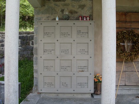 Sacrario dei martiri di Cervarolo, commemorazione dei caduti con lapidi dedicate e un'atmosfera di riflessione.
