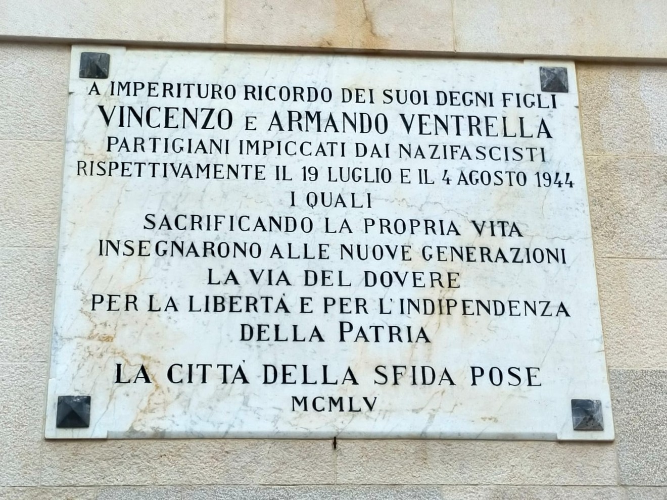 Lapide commemorativa dedicata ai fratelli Ventrella, partigiani caduti nella resistenza contro il nazifascismo.