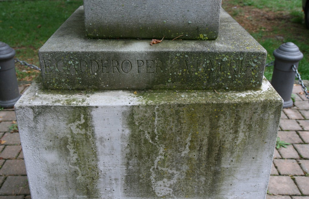 Monumento di Giovi: struttura commemorativa immersa nel verde, con dettagli architettonici e segni del tempo.
