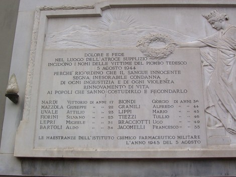 Lapide commemorativa delle vittime dell'Istituto Farmaceutico Militare, dedicata al ricordo e alla condanna delle atrocità.