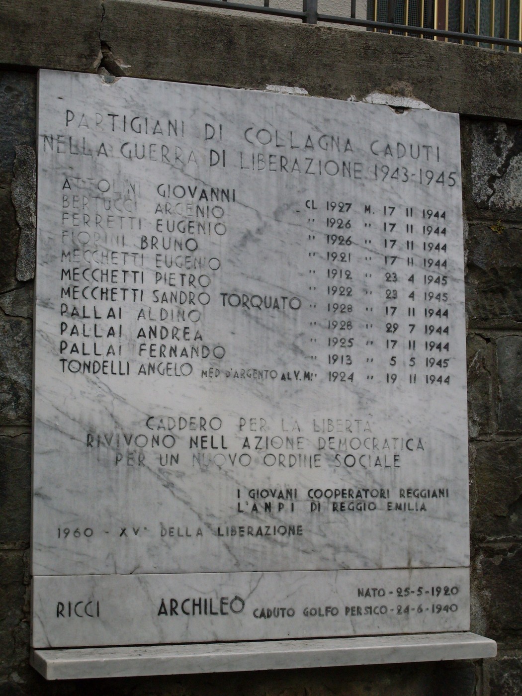 Lapide commemorativa ai Caduti Partigiani di Collagna nella Guerra di Liberazione 1943-1945.