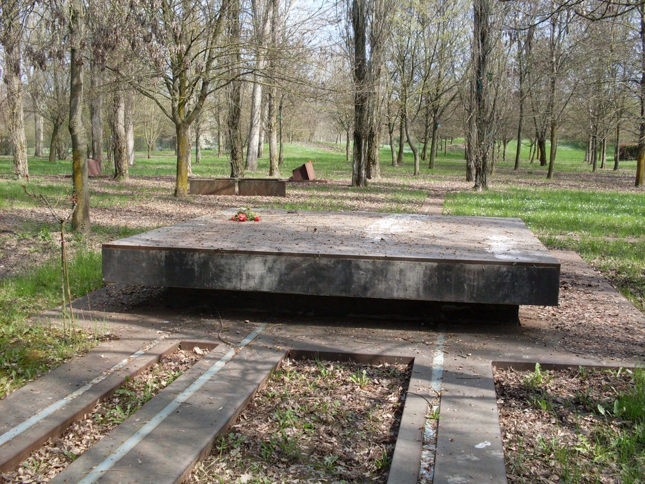 Monumento alla Libertà e alla Pace, immerso nella natura, simboleggia il ricordo e la speranza di un futuro migliore.