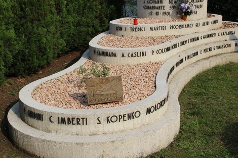 Sacrario dedicato alla 53a Brigata Garibaldi, con pietre e fiori in memoria dei martiri. Ambiente curato e solenne.