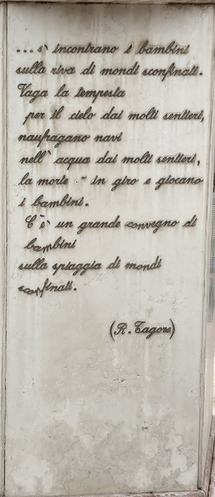 Monumento commemorativo dedicato ai caduti di Monte Sole, con iscrizioni evocative e di riflessione.