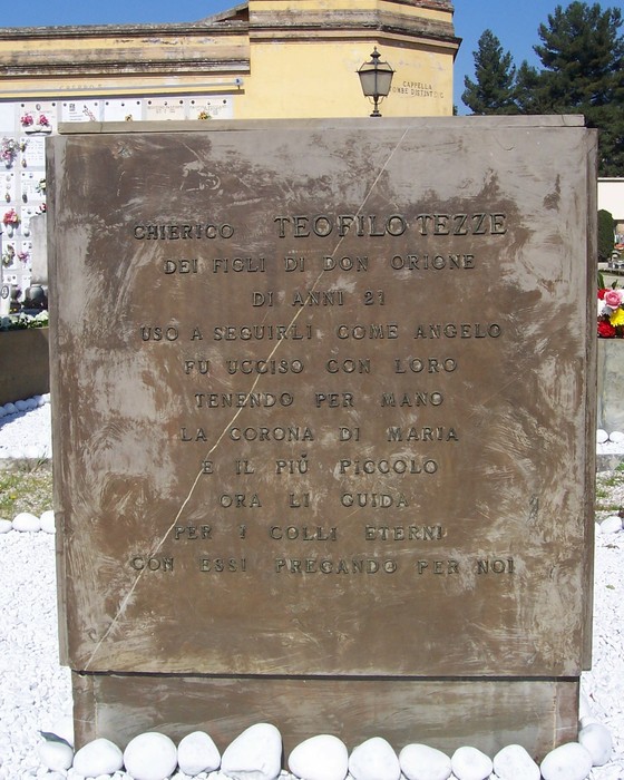 Monumento dedicato ai bambini del collegino di Colonnata, commemorando la loro memoria e sacrificio.