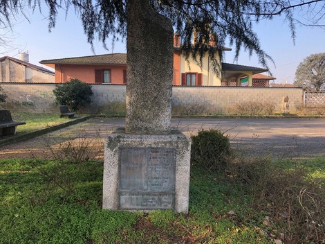 Monumento ai caduti di Santa Cristina e Bissone, commemorativo immerso nella natura.