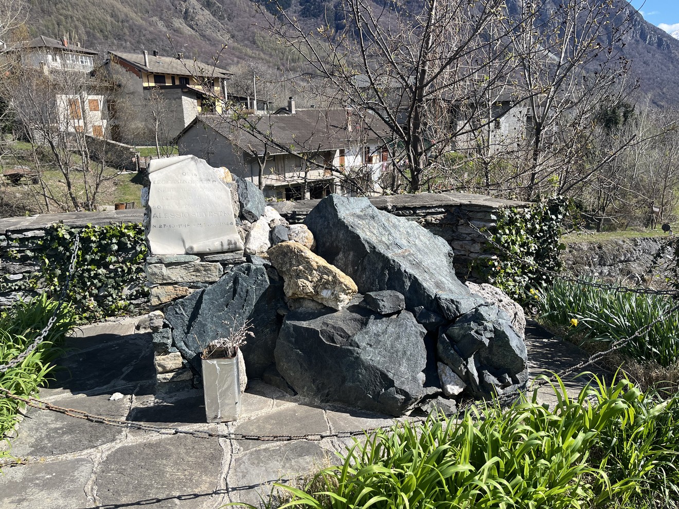 Monumento a Silvestro, un'installazione in pietra immersa nella natura, con vista su un paesaggio montano.