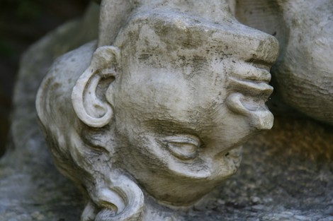 Scultura del Monumento dell'eccidio di Forno, commemorante le vittime di un tragico evento storico.