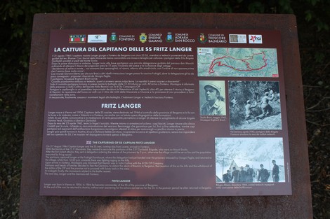 Un pannello informativo sulla cattura del capitano Fritz Langer lungo la Strada della battaglia di Fonteno.