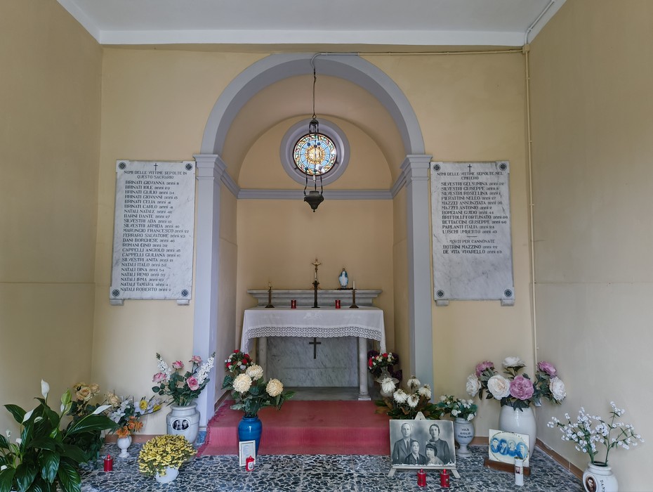 Sacrario dedicato alle vittime dell'eccidio del Padule di Fucecchio, con fiori e commemorazioni.