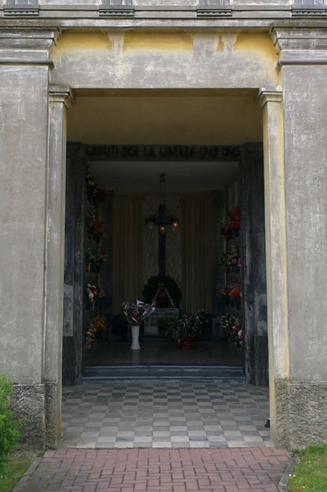 Entrata del Sacrario dei Caduti per la Libertà di Rio Saliceto, luogo di memoria e onore.