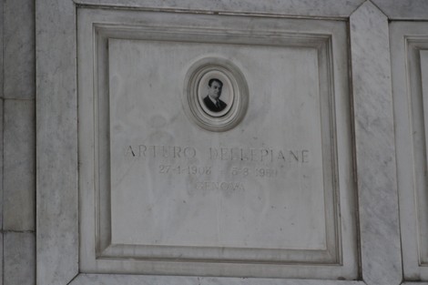 Viso commemorativo e iscrizione di Arturo Delli Piane nel Sacrario dei partigiani di Torbella.