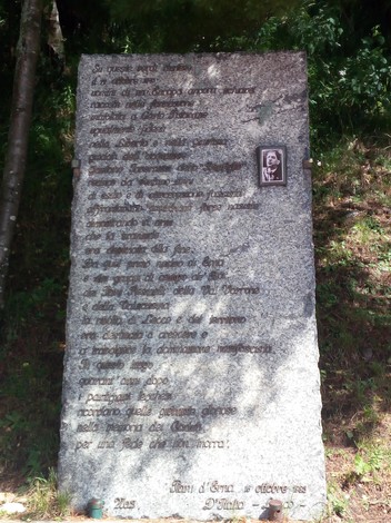 Monumento dedicato alla Battaglia di Erna, onora il sacrificio dei suoi protagonisti e la memoria storica.