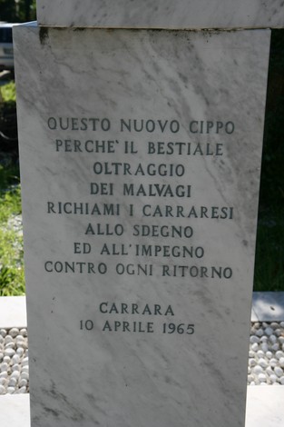 Monumento a Montolli, dedicato alla memoria di eventi storici significativi, situato a Carrara.