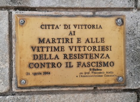 Lapidi commemorative dedicati ai martiri della Resistenza contro il fascismo nella città di Vittoria.