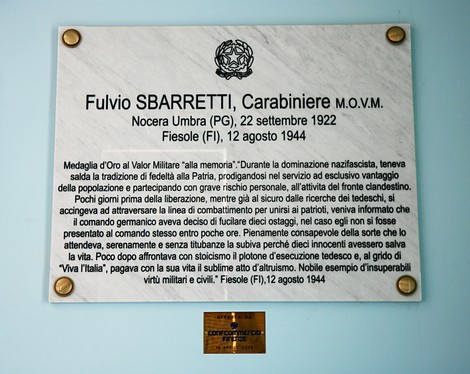 Lapide commemorativa dedicata a Fulvio Sbarretti, carabiniere medaglia d'oro al valor militare.