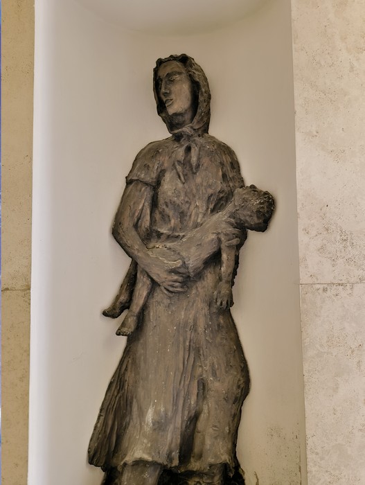 Statua commemorativa al "Sacrario dei Martiri di Marzabotto" che rappresenta il dolore e la memoria.