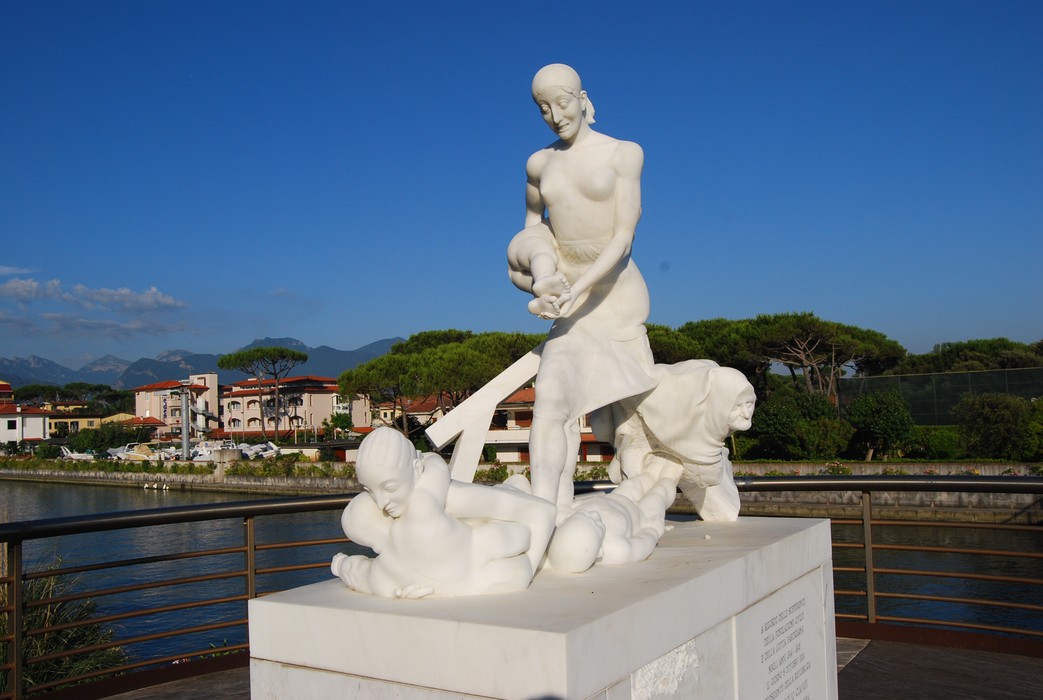 Monumento alla Linea Gotica: scultura commemorativa che ricorda i significativi eventi della Seconda Guerra Mondiale.