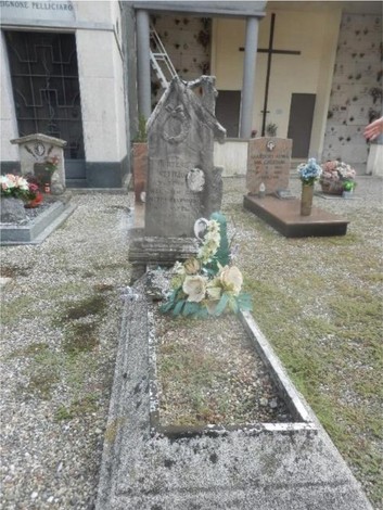 Sepolcro di Cortese, con decorazioni floreali e tomba in granito, situato in un cimitero tranquillo.