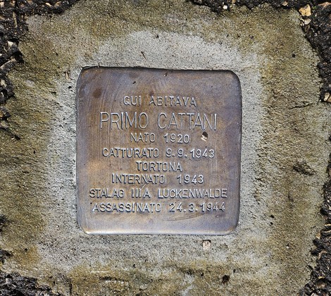 Pietra d'inciampo dedicata a Primo Cattani, con informazioni sulla sua vita e sul suo internamento durante la Seconda Guerra Mondiale.