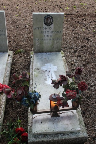 Tombe ornamentali dedicate ai caduti per la Libertà, con fiori e lumini.