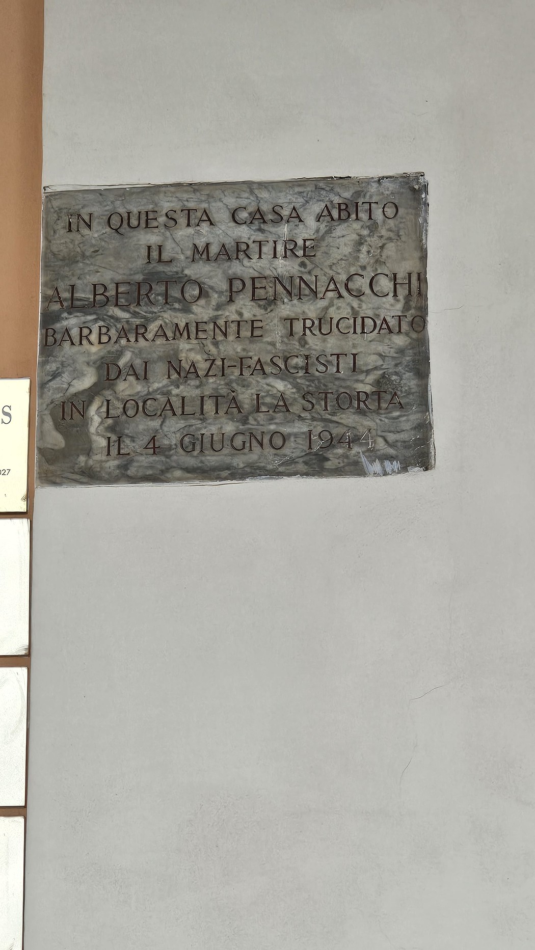 Lapide commemorativa di Alberto Pennacchi, martire trucidato dai nazifascisti. Riconoscimento storico.
