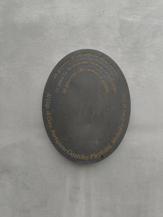 Monumento dedicato a Gastone Piccinini, in onore del suo sacrificio e dedizione.
