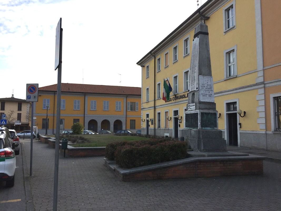 Monumento ai caduti di Siziano, commemorazione in memoria delle vittime di guerra, situato in piazza centrale.