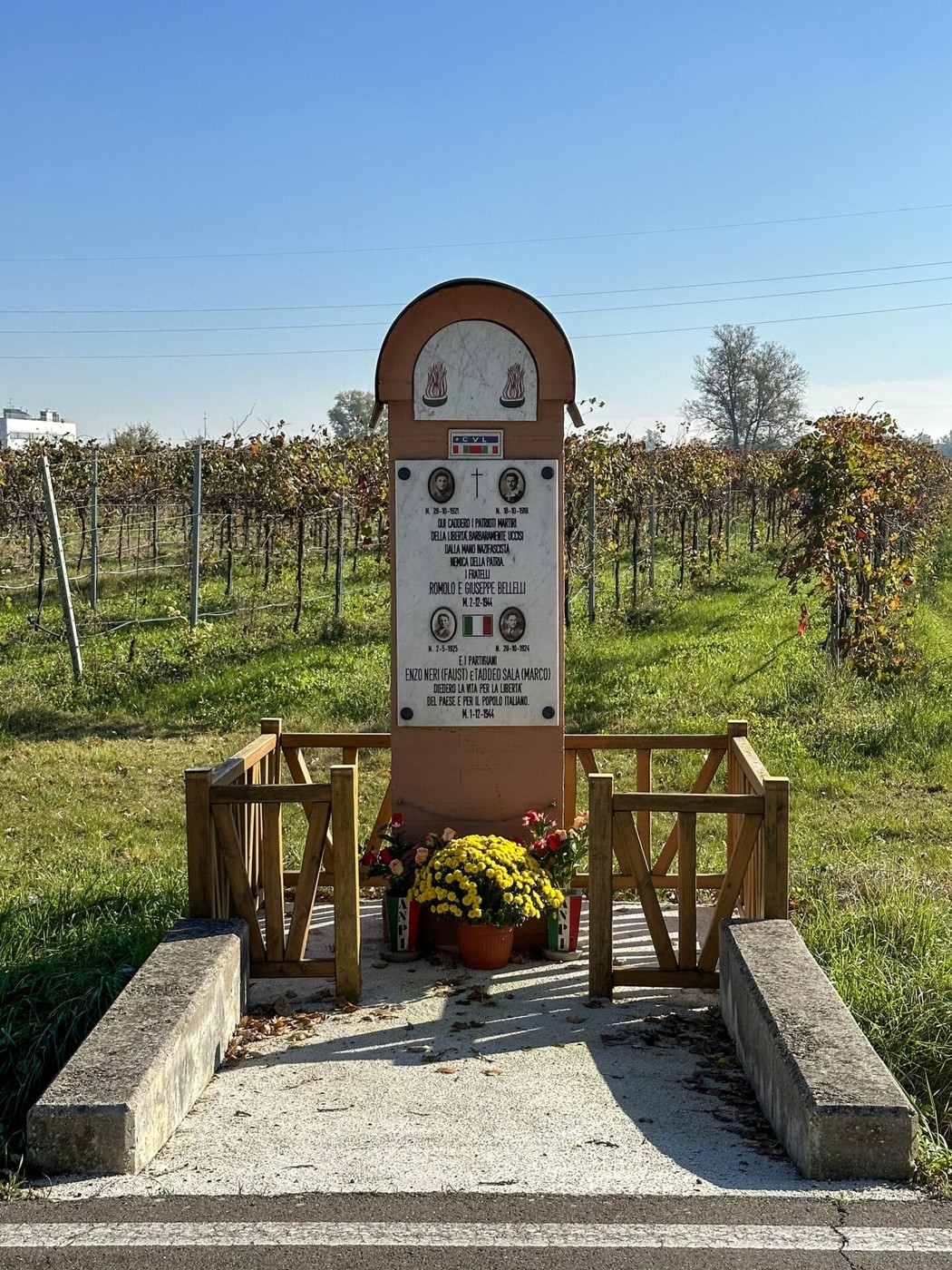 Monumento ai Bellelli, a Neri e Sala, immerso nel verde tra i filari di viti. Rappresenta un tributo alla memoria.