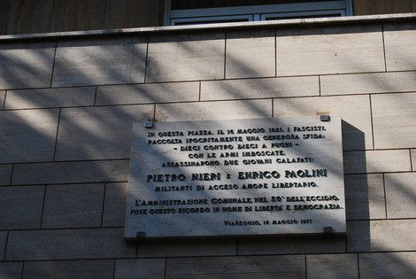 Lapide commemorativa a Nieri e Paolini, ricordando il loro sacrificio per la libertà e la democrazia.