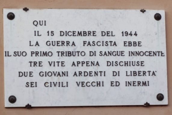 Lapide commemorativa alle vittime del bombardamento del 15 dicembre 1944, un triste ricordo di innocenti perdite.