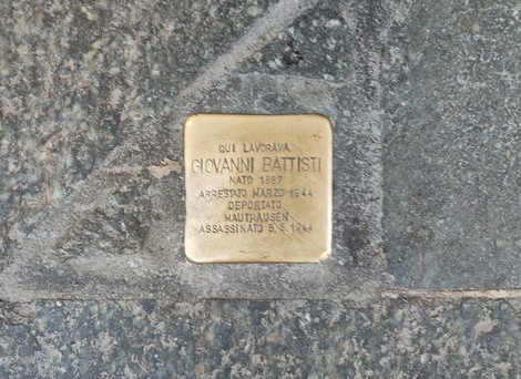 Pietra d'inciampo dedicata a Giovanni Battisti, commemorazione di un deportato e vittima della Shoah.