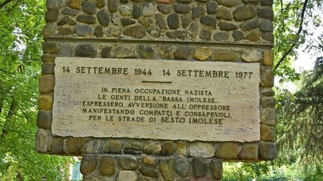 Monumento commemorativo alla manifestazione del 14 settembre 1944 a Sesto Imolese, memoria di resistenza e lotta.