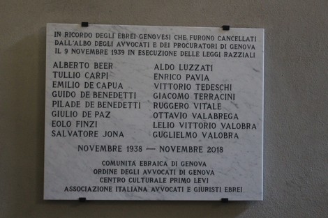 Lapide commemorativa dedicata agli avvocati ebrei cancellati durante il regime fascista.