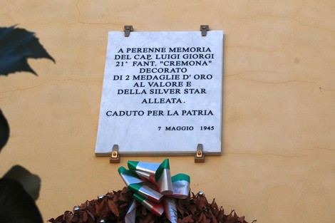 Lapide in memoria del ca. Luigi Giorgi, decorato con medaglie d'oro e Silver Star, caduto per la patria nel 1945.