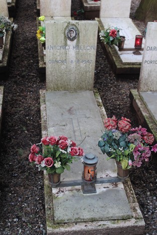 Tombe dedicate ai caduti per la Libertà, adornate con fiori e lumini, in un ambiente suggestivo e rispettoso.