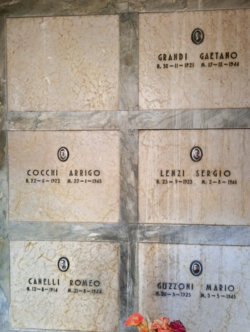 Sacrario ai Caduti Partigiani di Piumazzo con commemorazioni dedite ai partigiani su lastre di marmo.