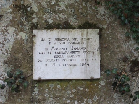 Lapide commemorativa dedicata a Argenti Benjamino, vittima di una violenza ingiusta nel 1944.