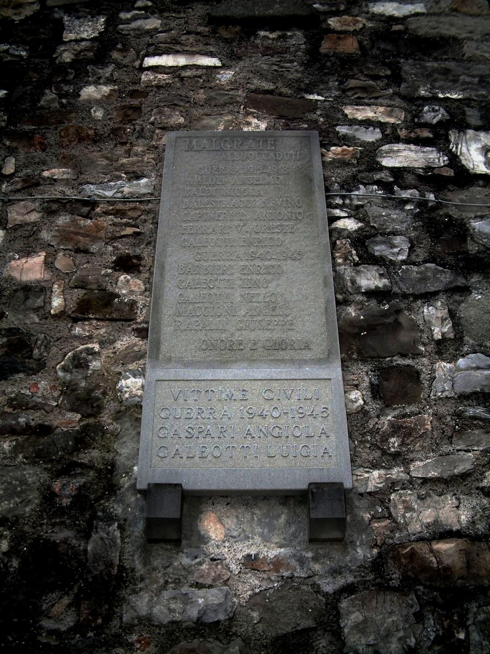 Lapide commemorativa ai caduti di Malgrate, incastonata in una parete di pietra.