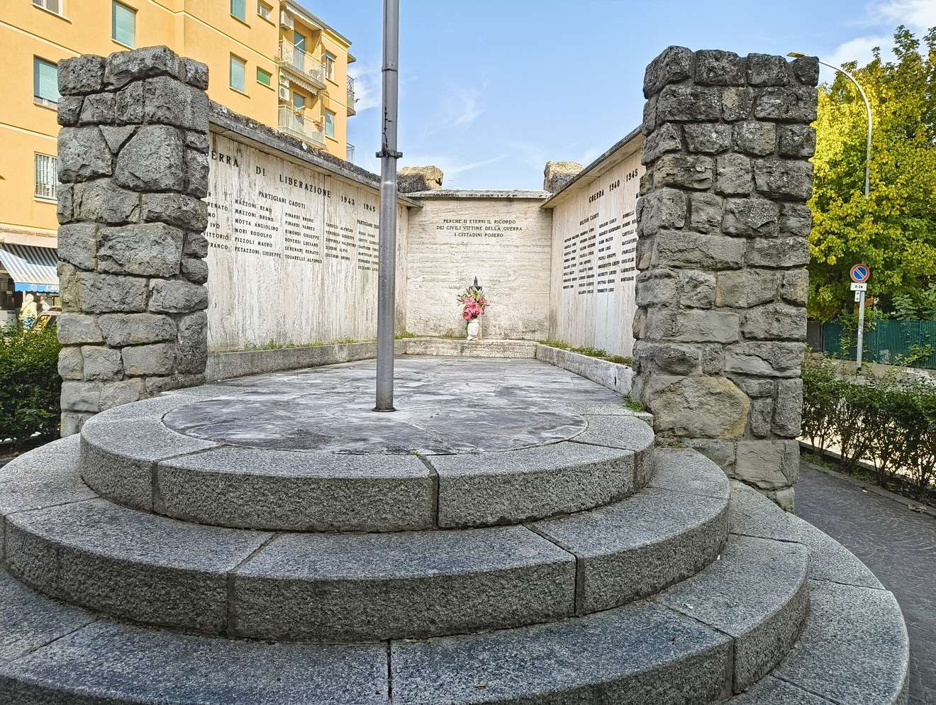 Monumento ai caduti di Corticella, commemorazione in pietra dedicata ai sacrifici dei soldati.