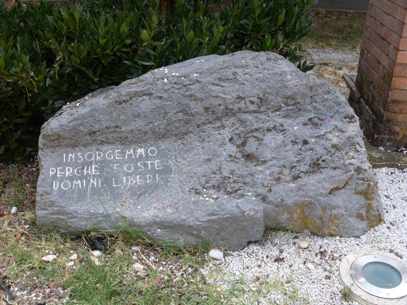 Monumento commemorativo ai partigiani, simbolo di libertà e resistenza.